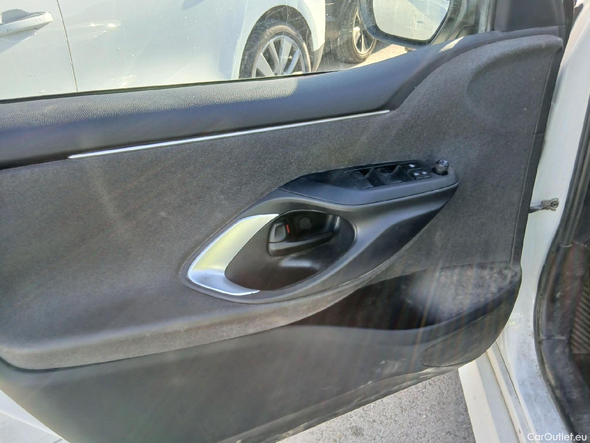  Toyota  Yaris TOYOTA  / 2020 / 5P / berlina con portón 1.5 120H Active Tech #20