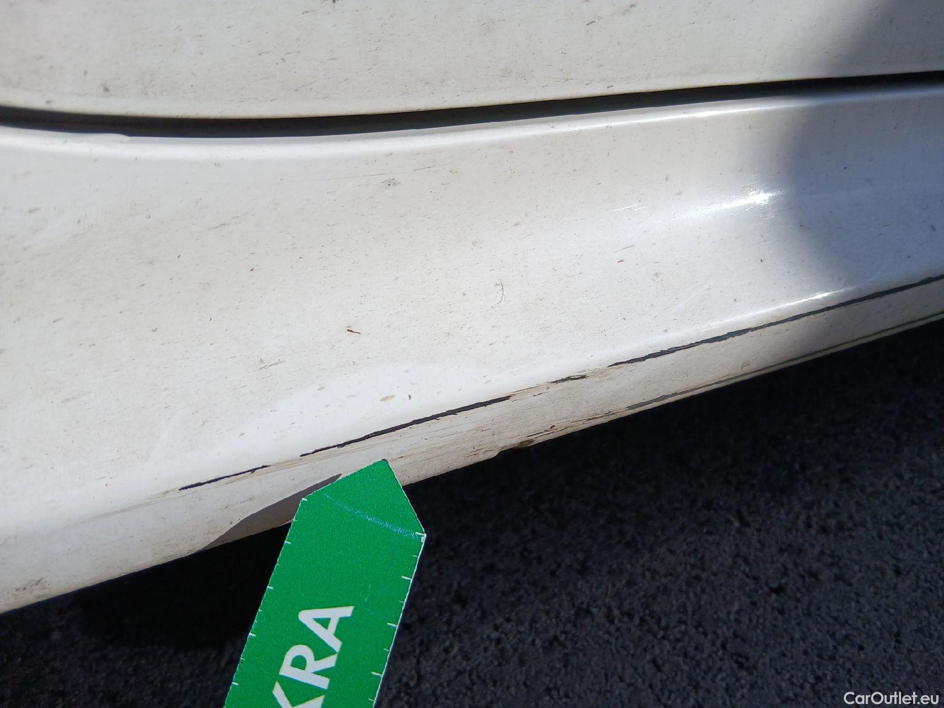  Toyota  Yaris TOYOTA  / 2020 / 5P / berlina con portón 1.5 120H Active Tech #37