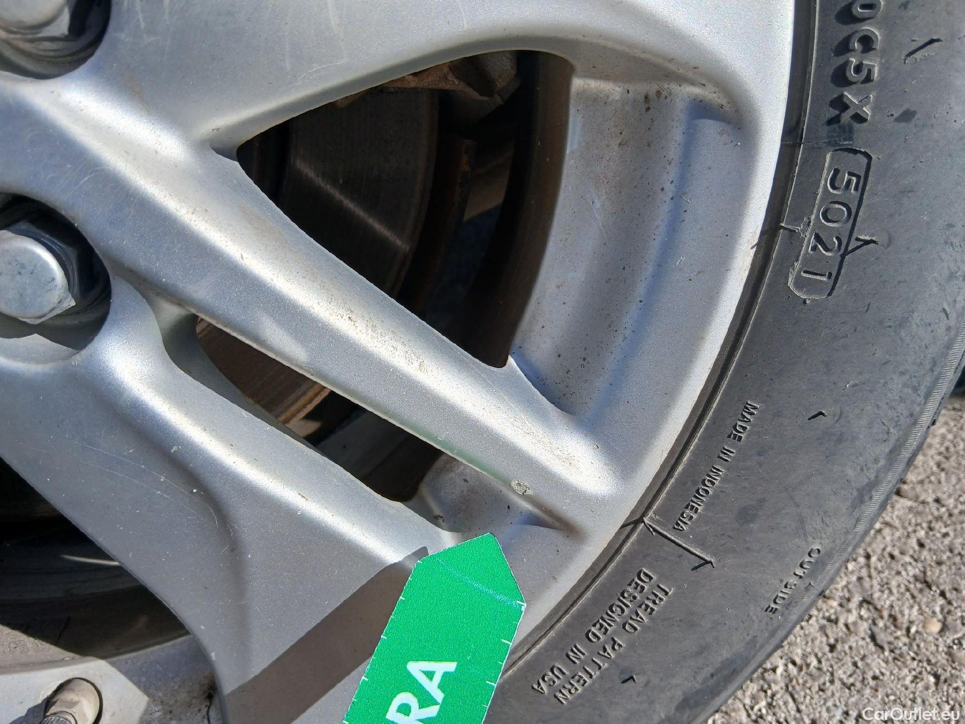  Toyota  Yaris TOYOTA  / 2020 / 5P / berlina con portón 1.5 120H Active Tech #41