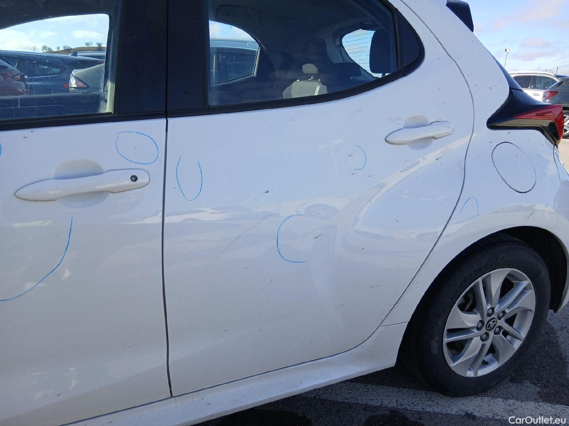  Toyota  Yaris TOYOTA  / 2020 / 5P / berlina con portón 1.5 120H Active Tech #14