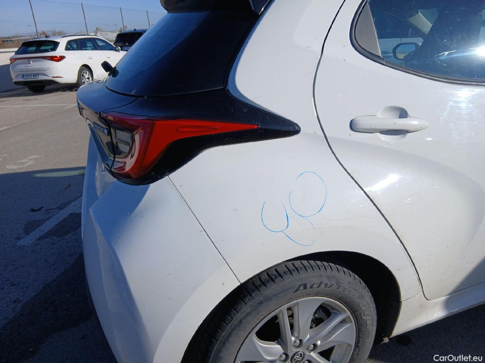  Toyota  Yaris TOYOTA  / 2020 / 5P / berlina con portón 1.5 120H Active Tech #29