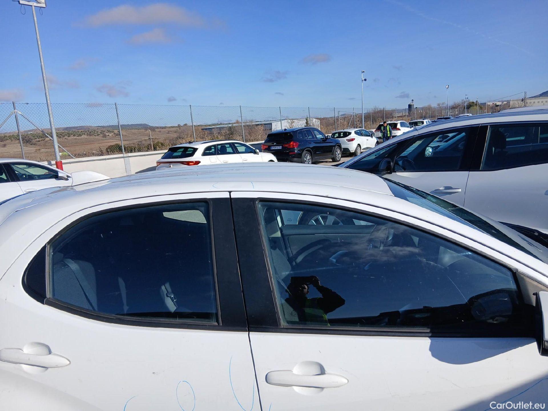  Toyota  Yaris TOYOTA  / 2020 / 5P / berlina con portón 1.5 120H Active Tech #38