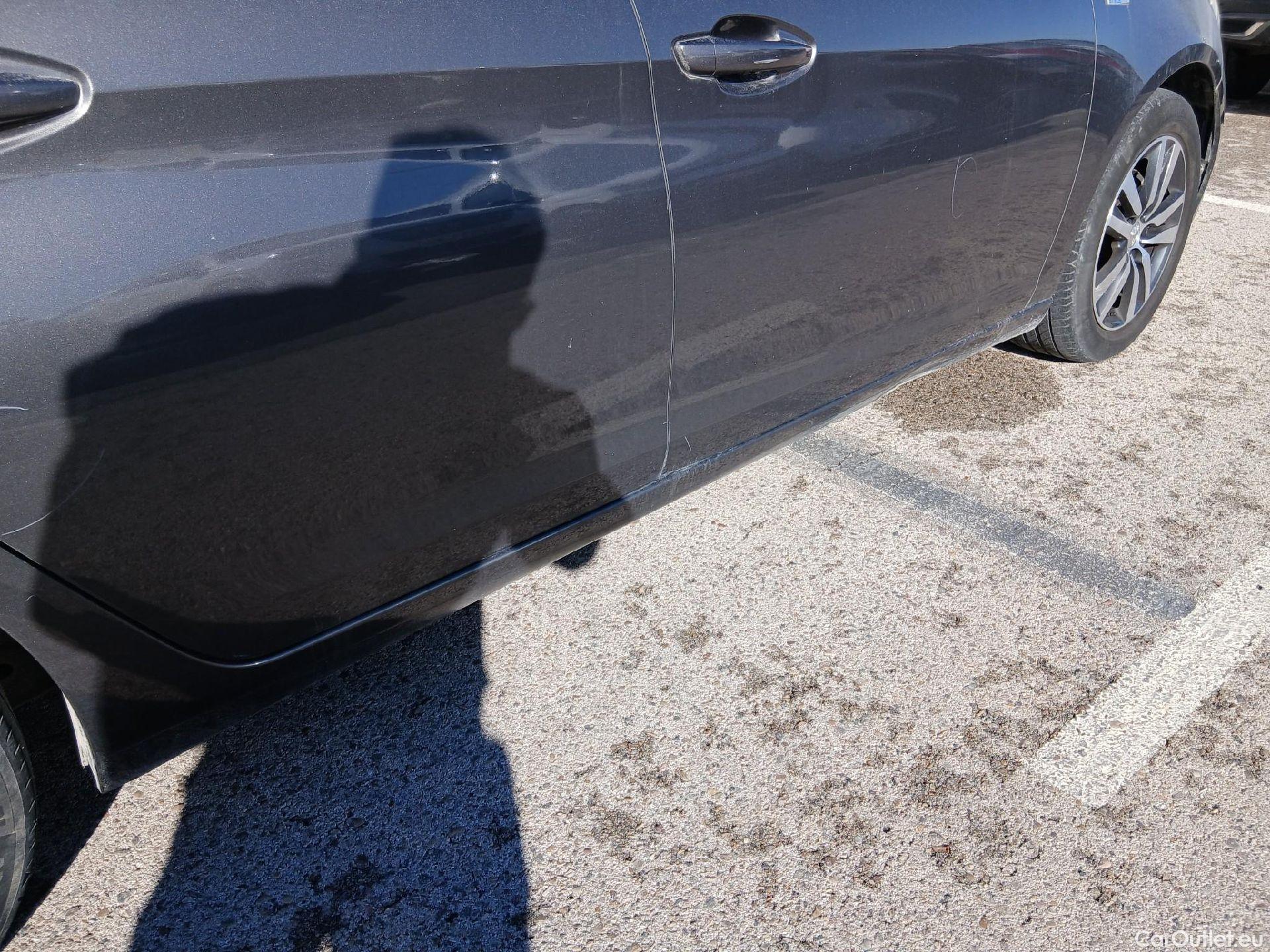  Peugeot  308 PEUGEOT  / 2017 / 5P / berlina con portón 5p Style BlueHDi 130 S&S #32