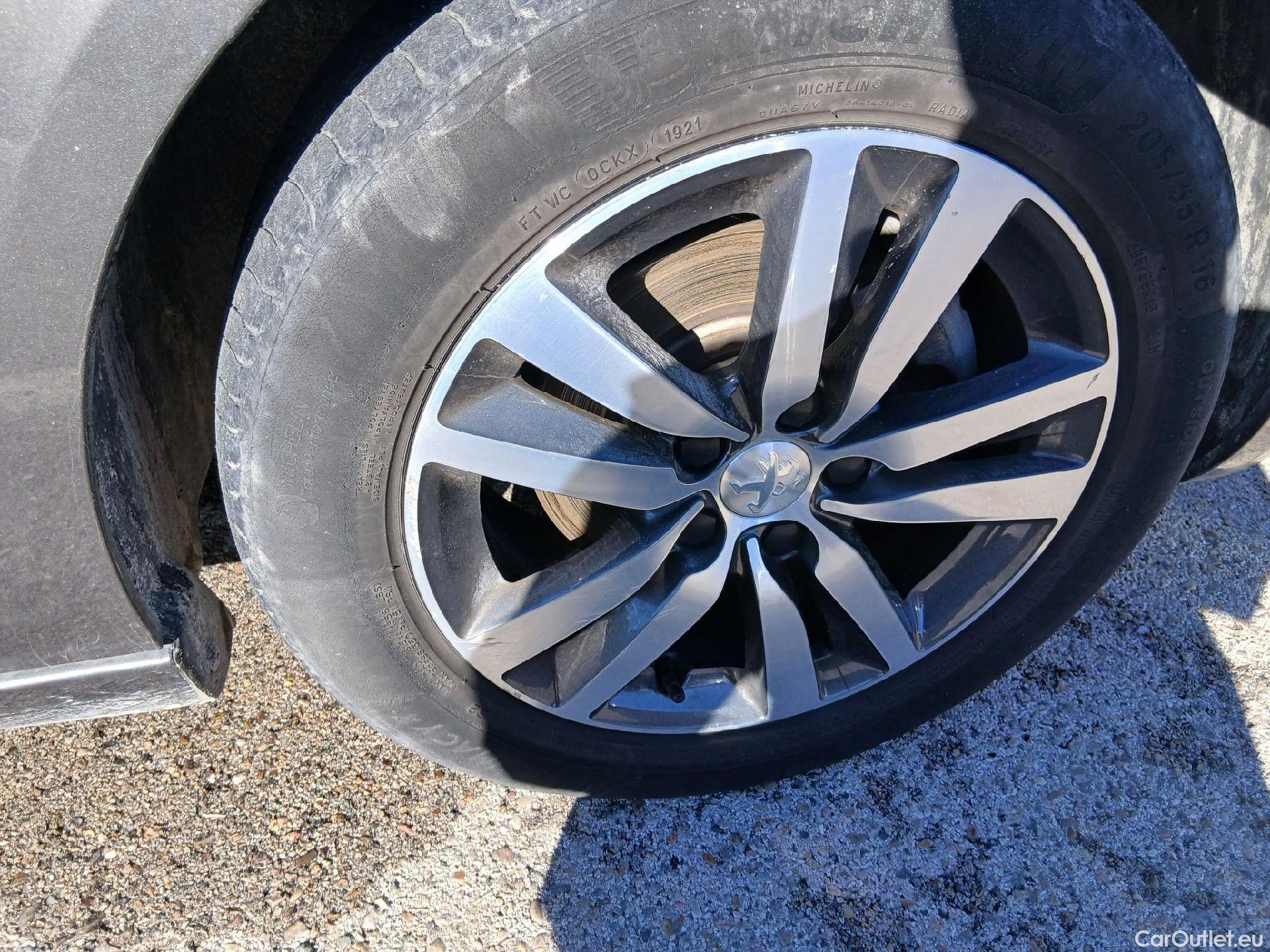  Peugeot  308 PEUGEOT  / 2017 / 5P / berlina con portón 5p Style BlueHDi 130 S&S #33