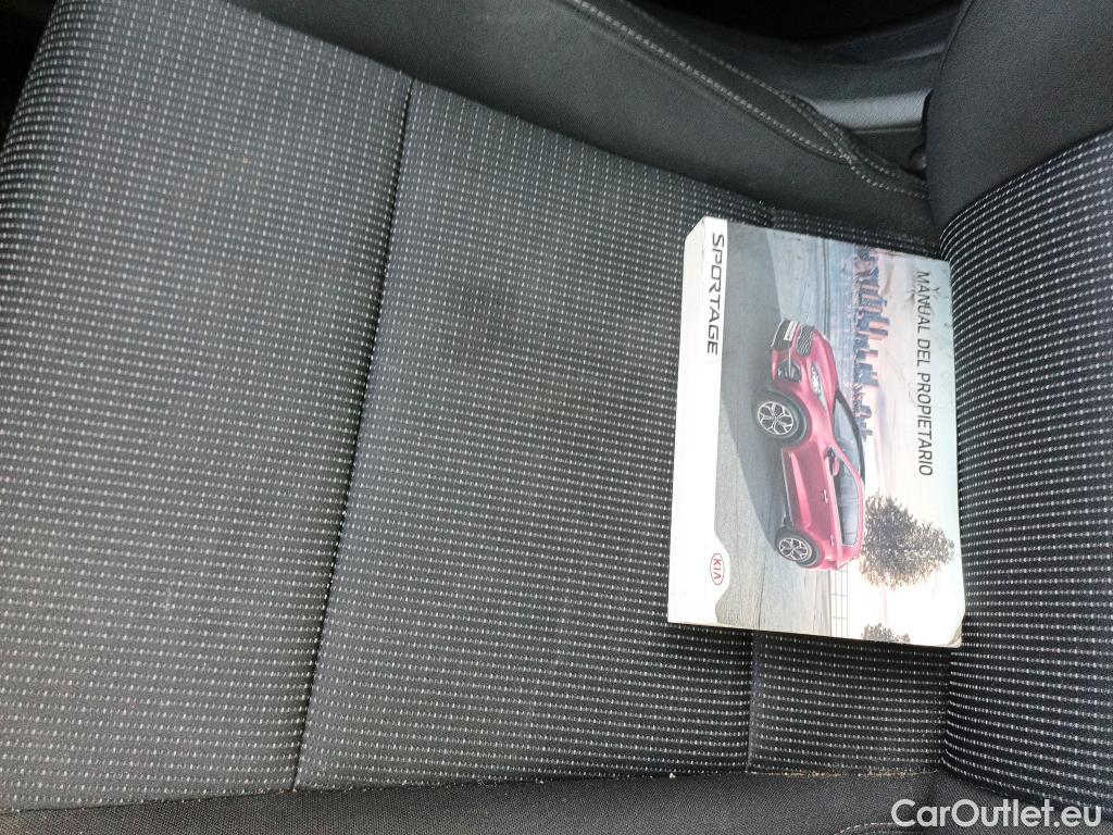  KIA  Sportage KIA  1.6MHEV Drive 100kW(136CV) 4x2(Crist Tintados)(CX) #24