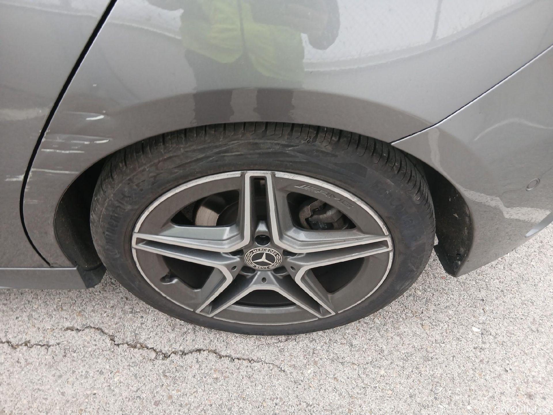  Mercedes  A-Klasse MERCEDES-BENZ Clase A / 2018 / 5P / berlina con portón A 200 #5