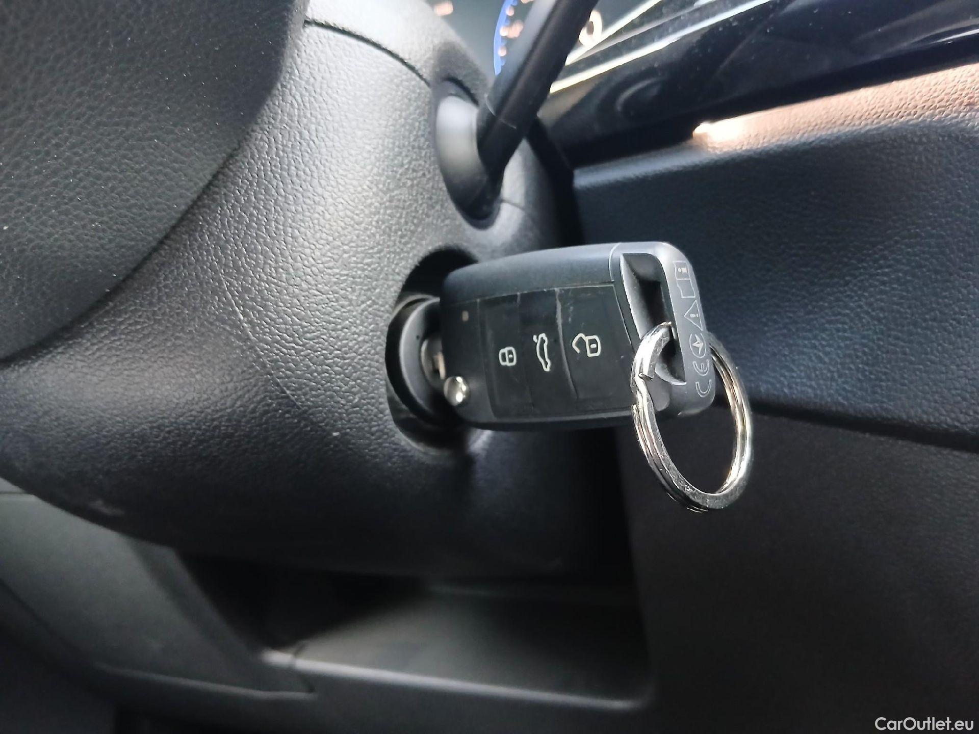  Volkswagen  T-CROSS VOLKSWAGEN  / 2018 / 5P / todoterreno Sport 1.0 TSI 81kW (110CV) DSG #1