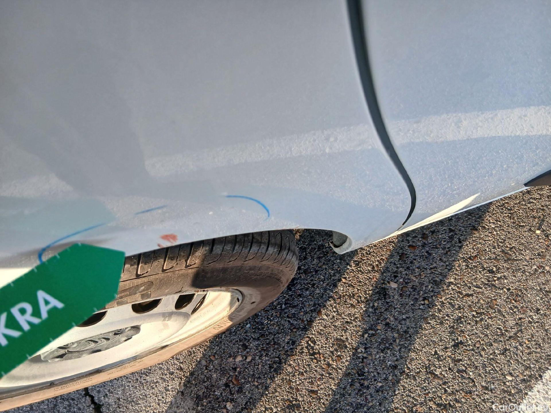  Citroen  Berlingo CITROEN  / 2018 / 4P / combi Talla M BlueHDi 100 S&S LIVE (AC) #21