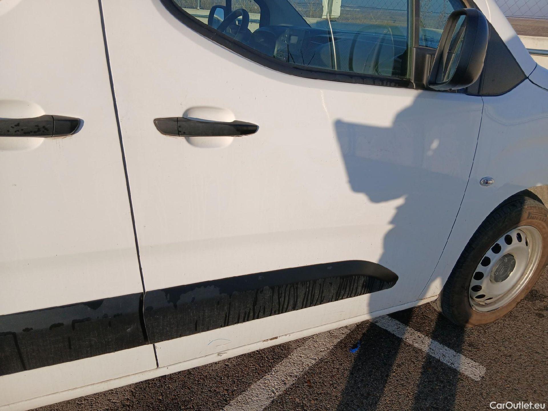  Citroen  Berlingo CITROEN  / 2018 / 4P / combi Talla M BlueHDi 100 S&S LIVE (AC) #25