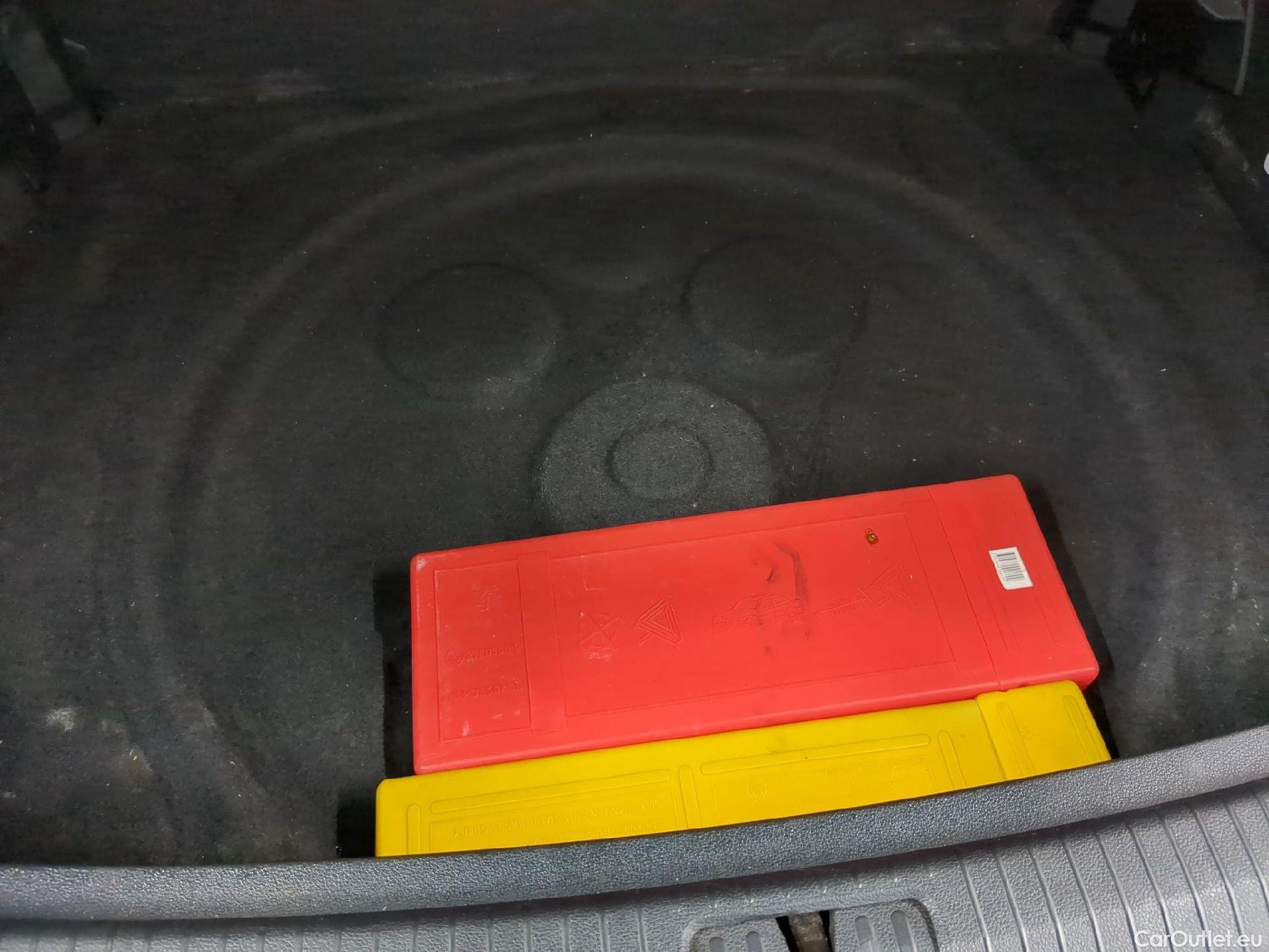  Volkswagen  Tiguan VOLKSWAGEN  5p SUV 2.0 TDI 150 DSG7 Carat Exclusive #2