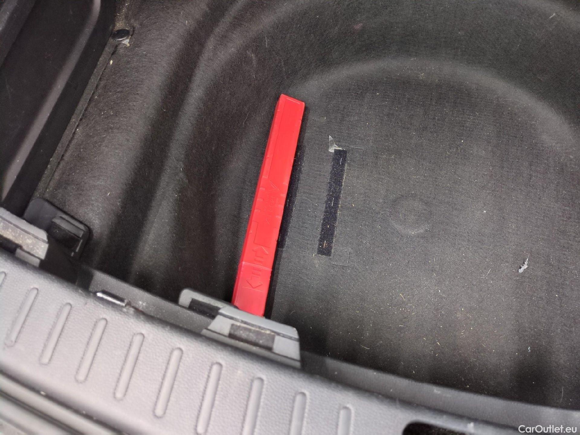  Toyota  Corolla TOYOTA  Touring Sports / 2018 / 5P / Break Hybride 184h Dynamic Business Stage Acad #1