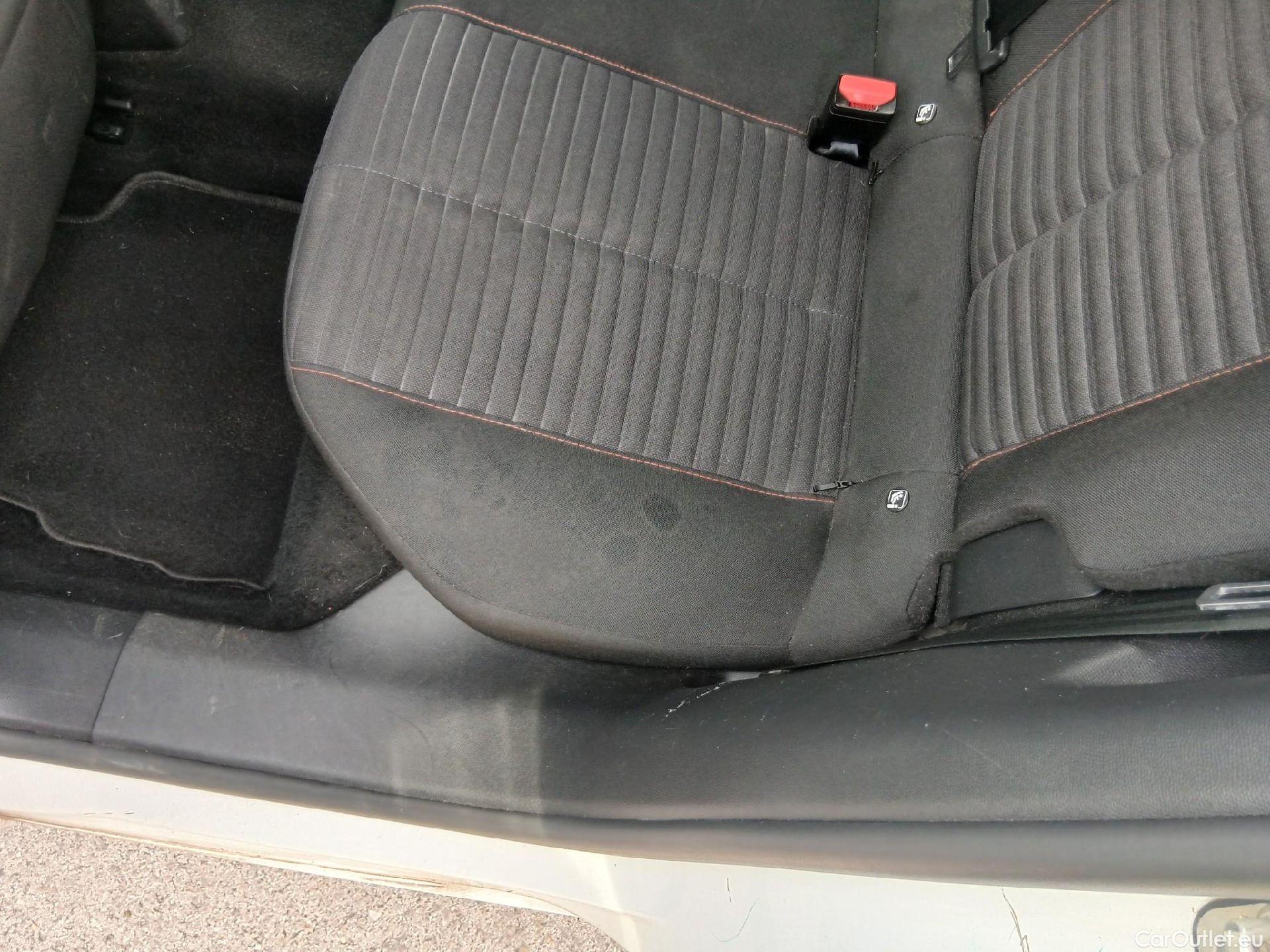  Peugeot  2008 PEUGEOT  / 2019 / 5P / todoterreno Active Pack BlueHDI 81kW (110CV) #13