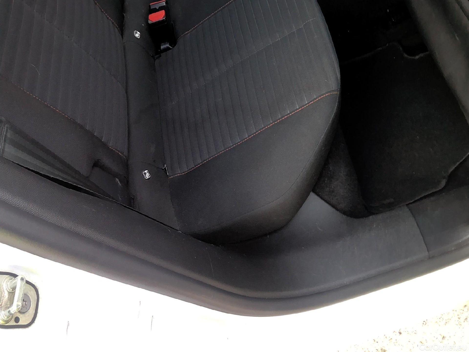  Peugeot  2008 PEUGEOT  / 2019 / 5P / todoterreno Active Pack BlueHDI 81kW (110CV) #48