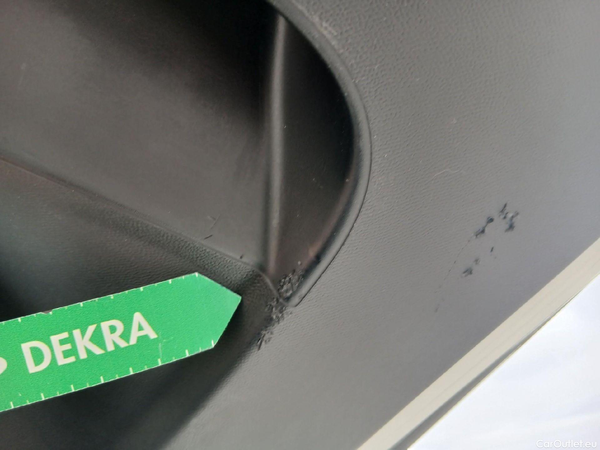  Peugeot  2008 PEUGEOT  / 2019 / 5P / todoterreno Active Pack BlueHDI 81kW (110CV) #19