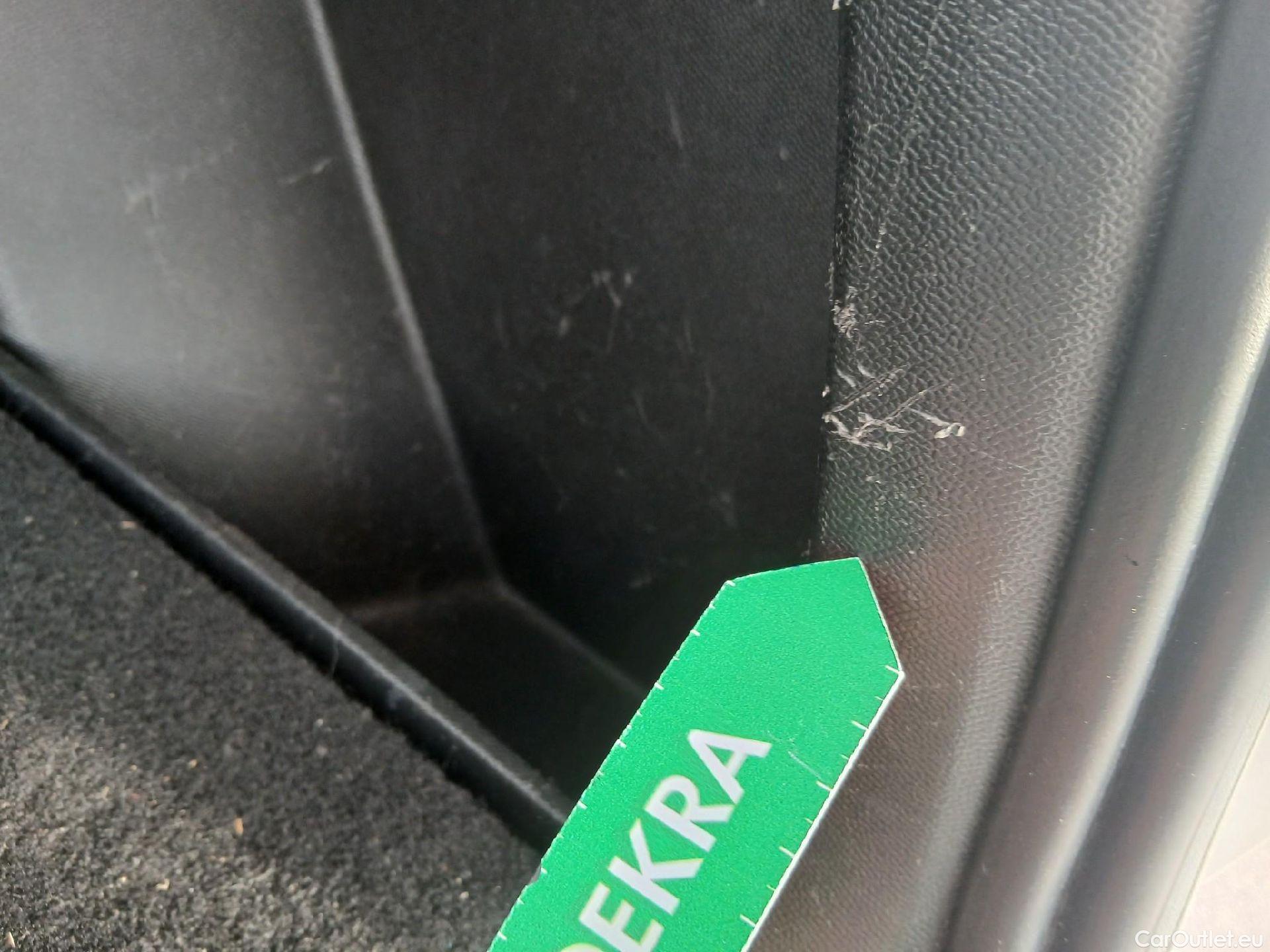  Peugeot  2008 PEUGEOT  / 2019 / 5P / todoterreno Active Pack BlueHDI 81kW (110CV) #21