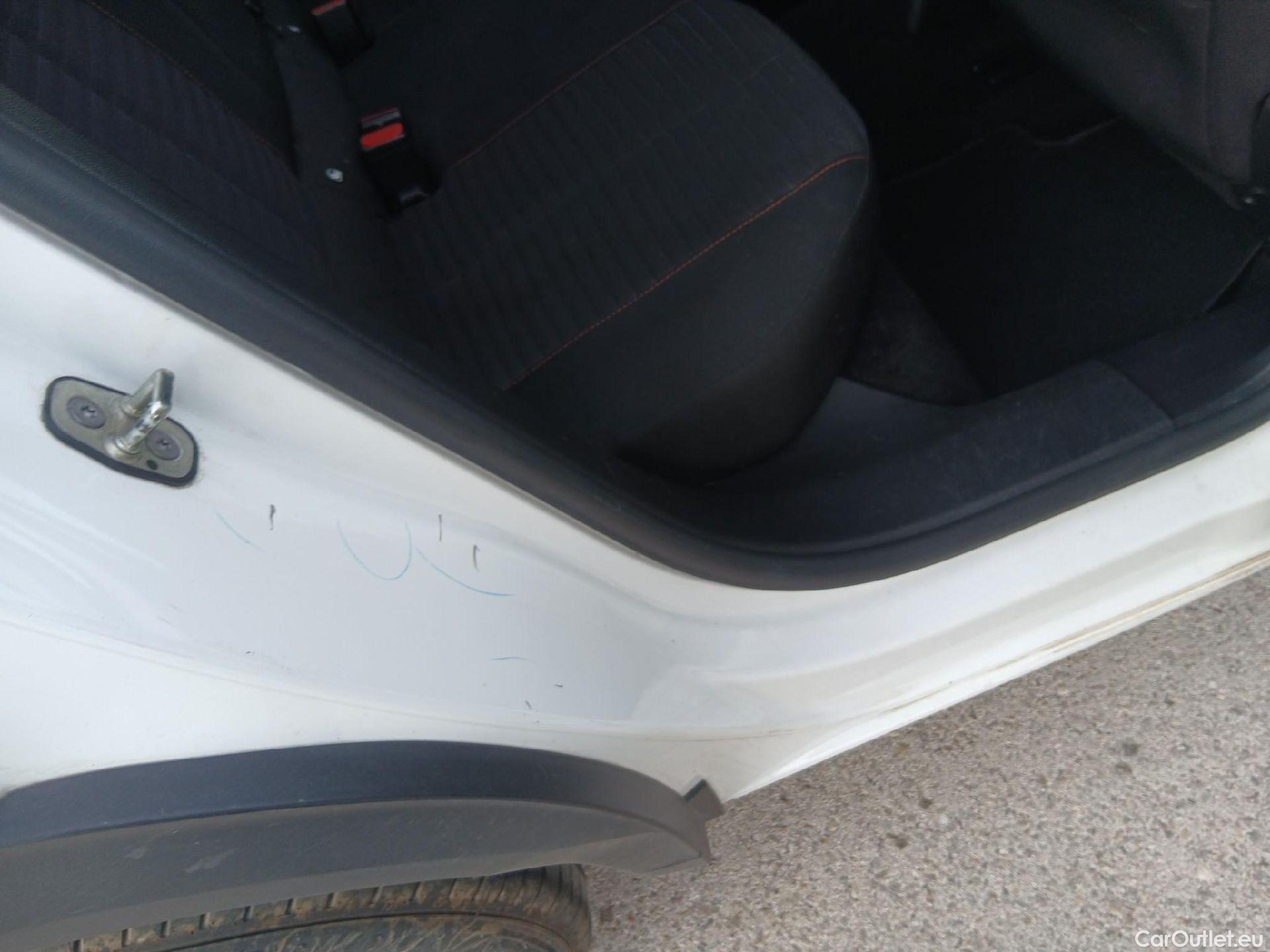  Peugeot  2008 PEUGEOT  / 2019 / 5P / todoterreno Active Pack BlueHDI 81kW (110CV) #37