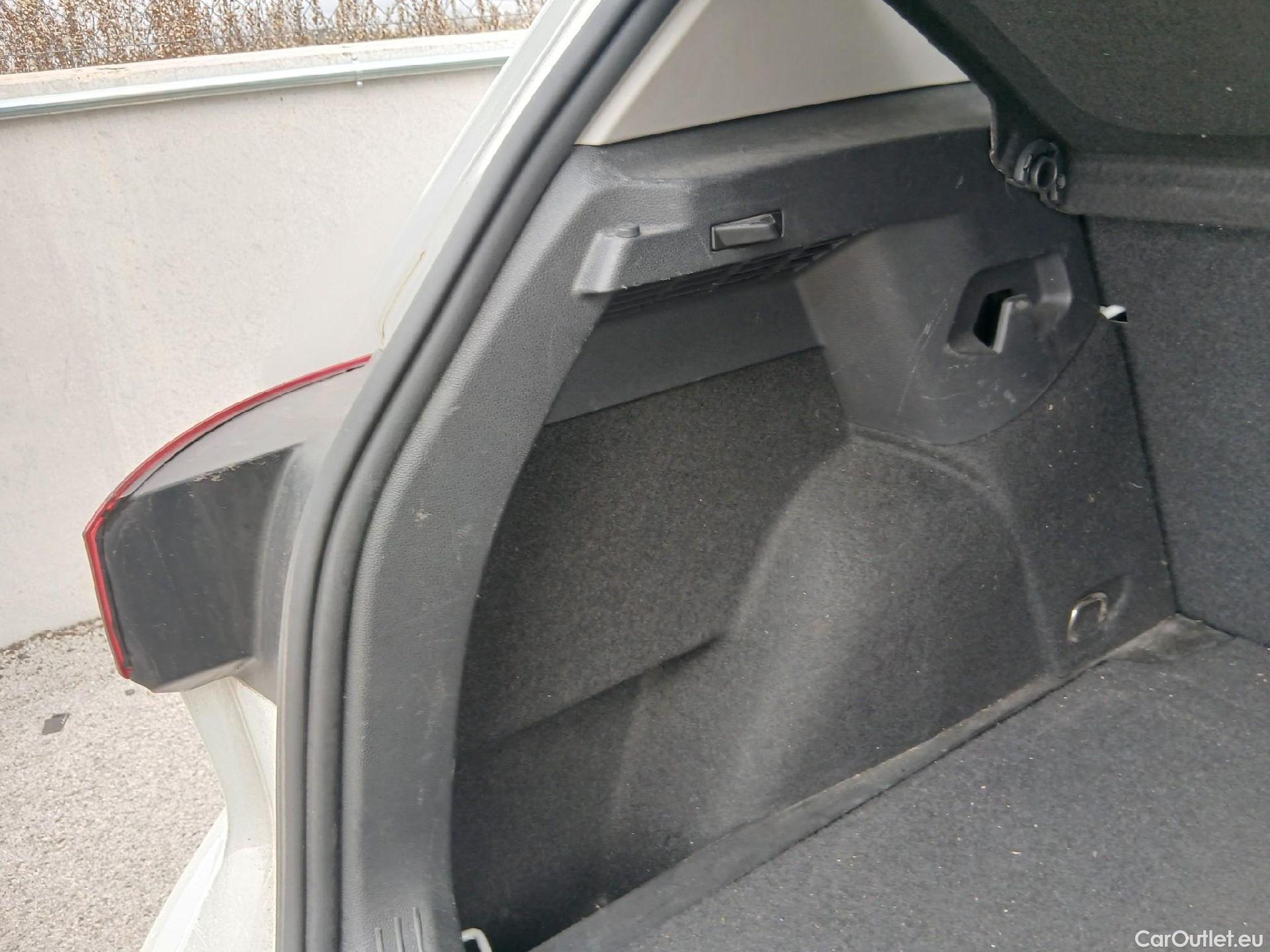  Volkswagen  Golf  VOLKSWAGEN / 2020 / 5P / berlina con portón Life 1.0 eTSI 81kW (110CV) DSG #30