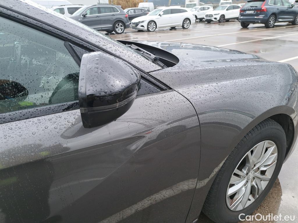  Peugeot  508 PEUGEOT  / 2018 / 5P / berlina con portón 5P Active Pack BlueHDi 130 S&S EAT8 (AC) #24