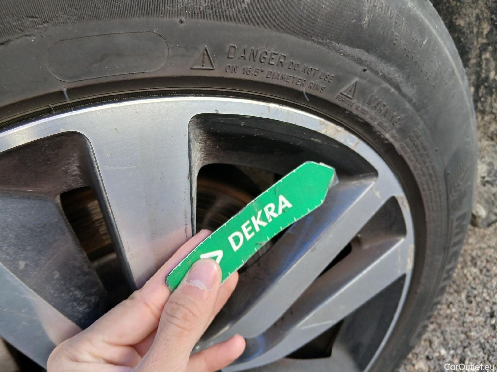  Peugeot  308 PEUGEOT  / 2017 / 5P / berlina con portón 5p Style BlueHDi 130 S&S #11