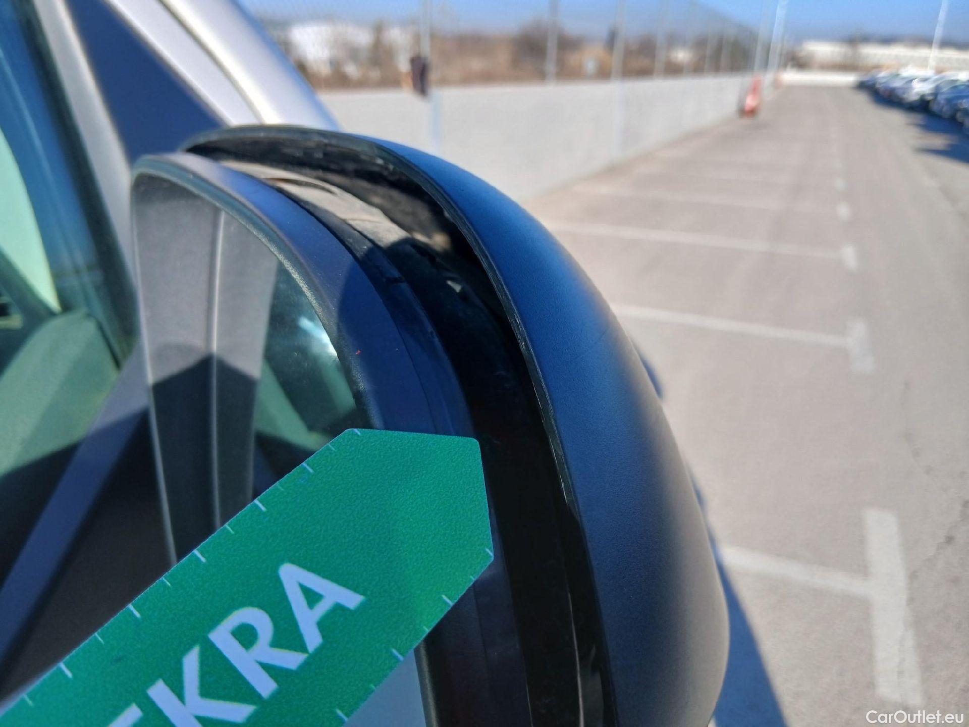  Land Rover  Discovery VOLKSWAGEN Transporter / 2020 / 4P / furgón Furgón Corto TN 2.0 TDI 110kW 4MO #24