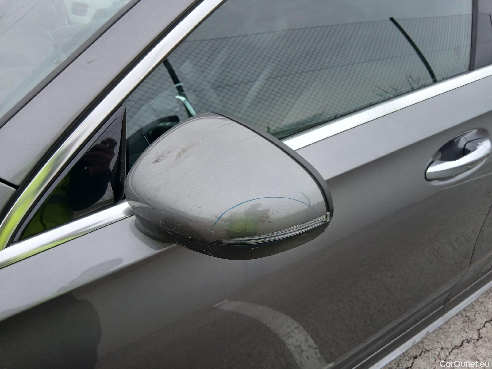  Mercedes  A-Klasse MERCEDES-BENZ Clase A / 2018 / 5P / berlina con portón A 200 #24