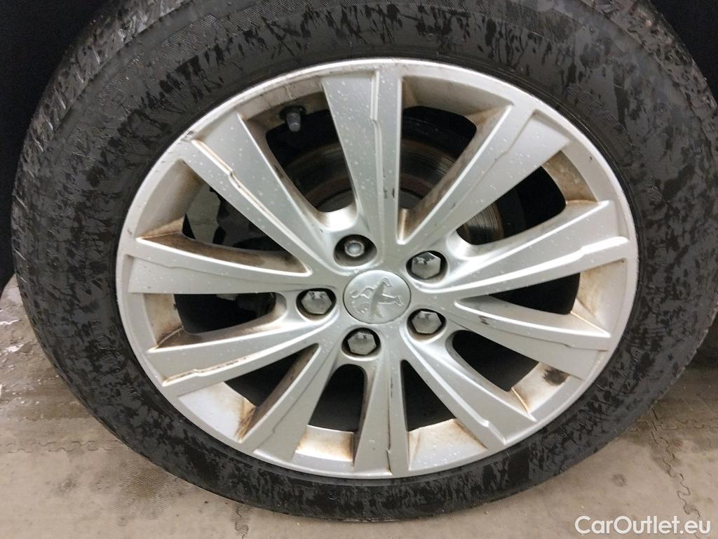  Peugeot  308 PEUGEOT  / 2017 / 5P / berlina con portón 5P Style BlueHDi 100 S&S 6 Vel. MAN #38