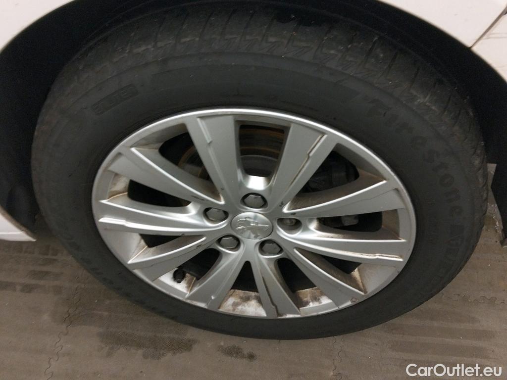  Peugeot  308 PEUGEOT  / 2017 / 5P / berlina con portón 5P Style BlueHDi 100 S&S 6 Vel. MAN #40