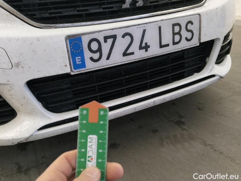  Peugeot  308 PEUGEOT  / 2017 / 5P / berlina con portón 5P Style BlueHDi 100 S&S 6 Vel. MAN #37