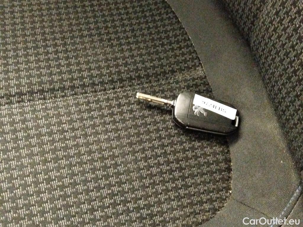  Peugeot  308 PEUGEOT  / 2017 / 5P / berlina con portón 5P Style BlueHDi 100 S&S 6 Vel. MAN #1