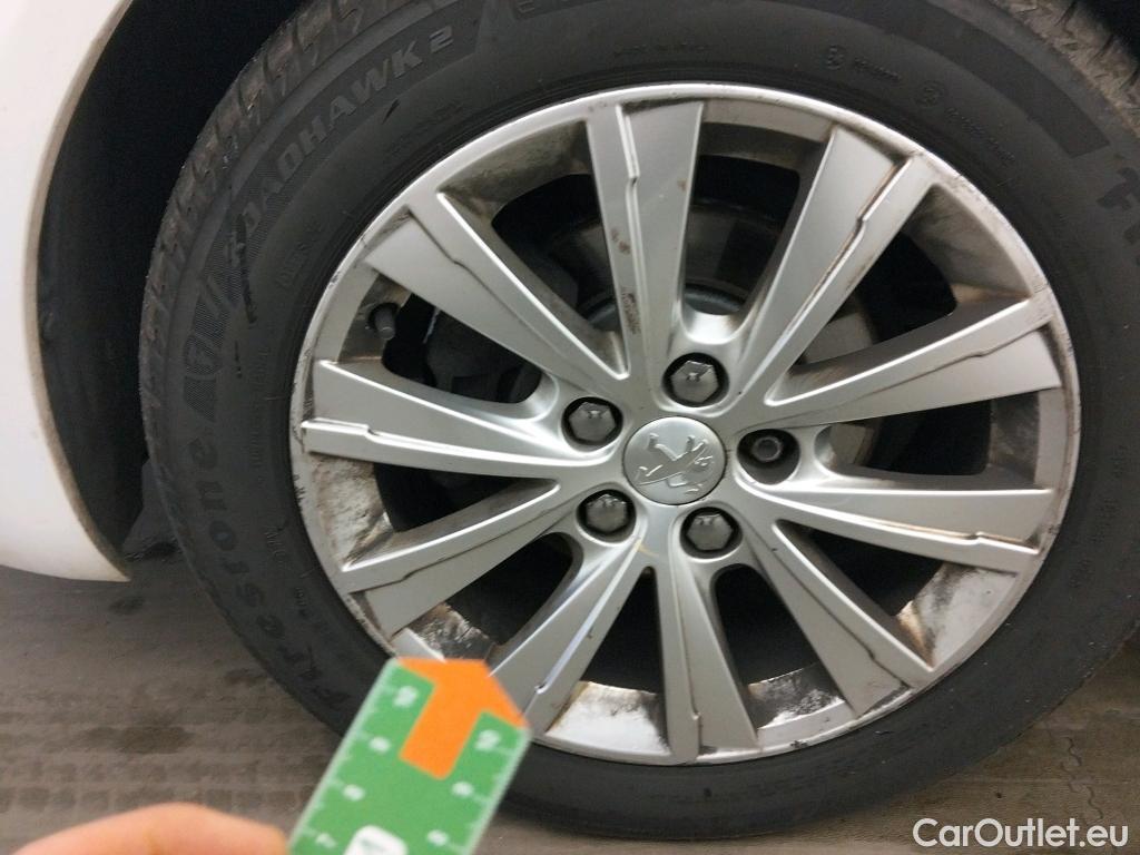  Peugeot  308 PEUGEOT  / 2017 / 5P / berlina con portón 5P Style BlueHDi 100 S&S 6 Vel. MAN #29