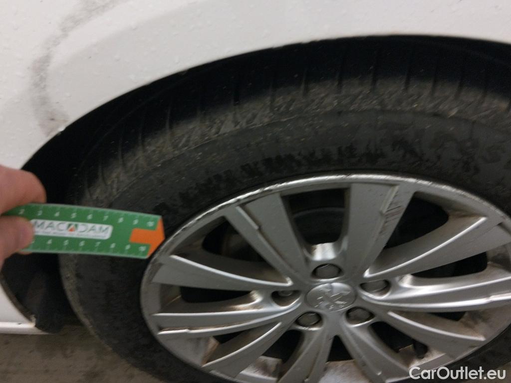  Peugeot  308 PEUGEOT  / 2017 / 5P / berlina con portón 5P Style BlueHDi 100 S&S 6 Vel. MAN #27