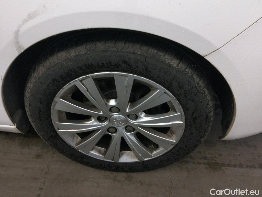  Peugeot  308 PEUGEOT  / 2017 / 5P / berlina con portón 5P Style BlueHDi 100 S&S 6 Vel. MAN #26