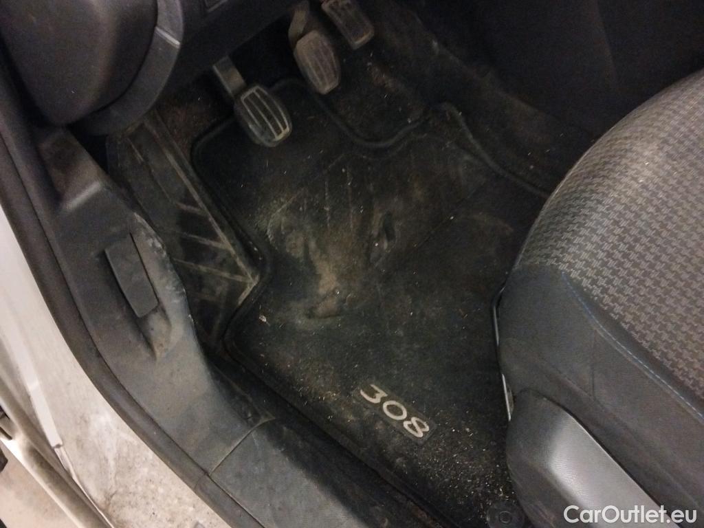  Peugeot  308 PEUGEOT  / 2017 / 5P / berlina con portón 5P Style BlueHDi 100 S&S 6 Vel. MAN #23