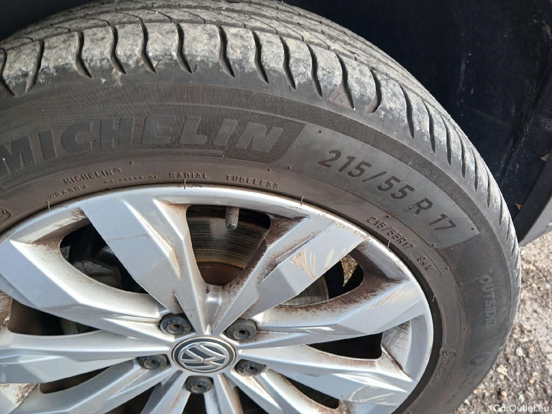  Volkswagen  T-ROC VOLKSWAGEN  / 2017 / 5P / todoterreno Advance 1.0 TSI 85kW (115CV) #5