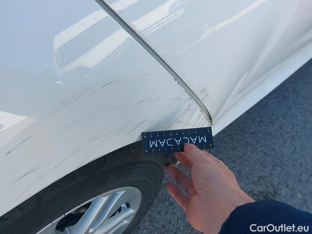  Toyota  Yaris TOYOTA  / 2020 / 5P / berlina con portón 1.5 120H Business Plus #4