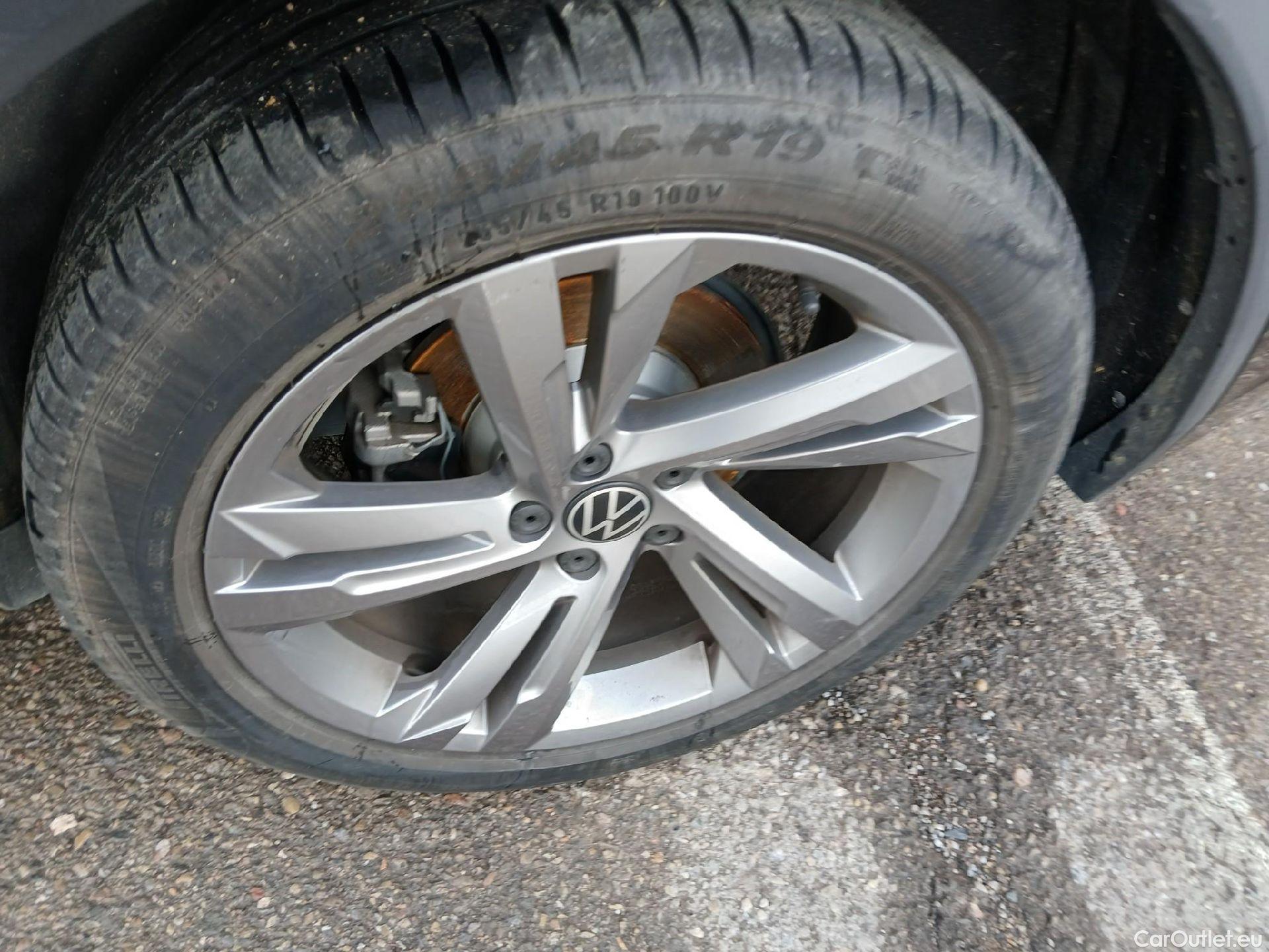  Volkswagen  Tiguan VOLKSWAGEN  / 2020 / 5P / todoterreno R-Line 2.0 TDI 110kW (150CV) DSG #19