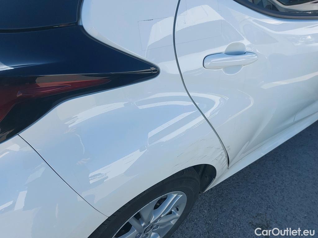  Toyota  Yaris TOYOTA  / 2020 / 5P / berlina con portón 1.5 120H Business Plus #3