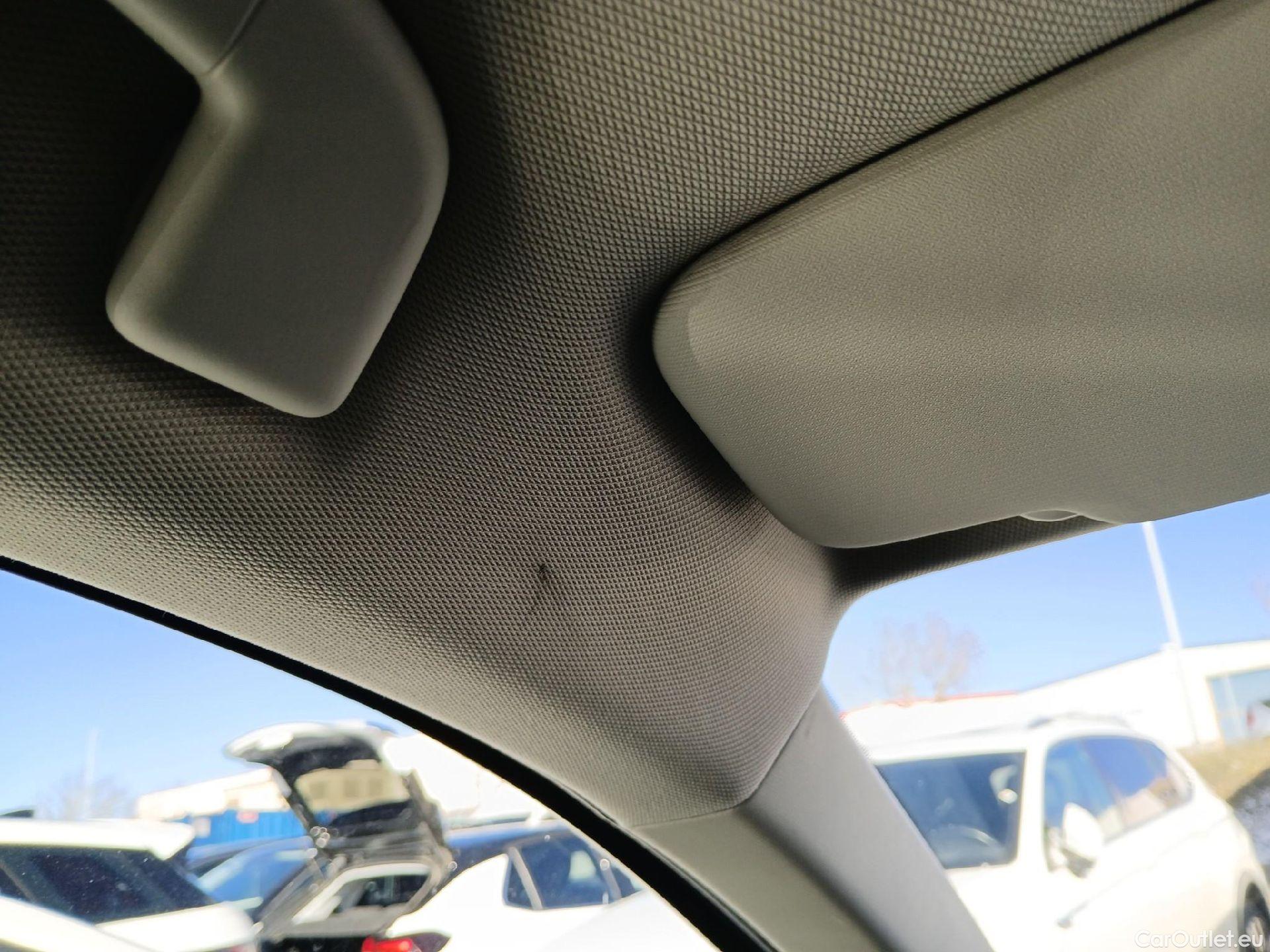  Volkswagen  T-ROC VOLKSWAGEN  / 2017 / 5P / todoterreno Advance 1.0 TSI 85kW (115CV) #2