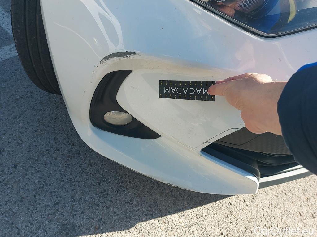  Toyota  Yaris TOYOTA  / 2020 / 5P / berlina con portón 1.5 120H Business Plus #18