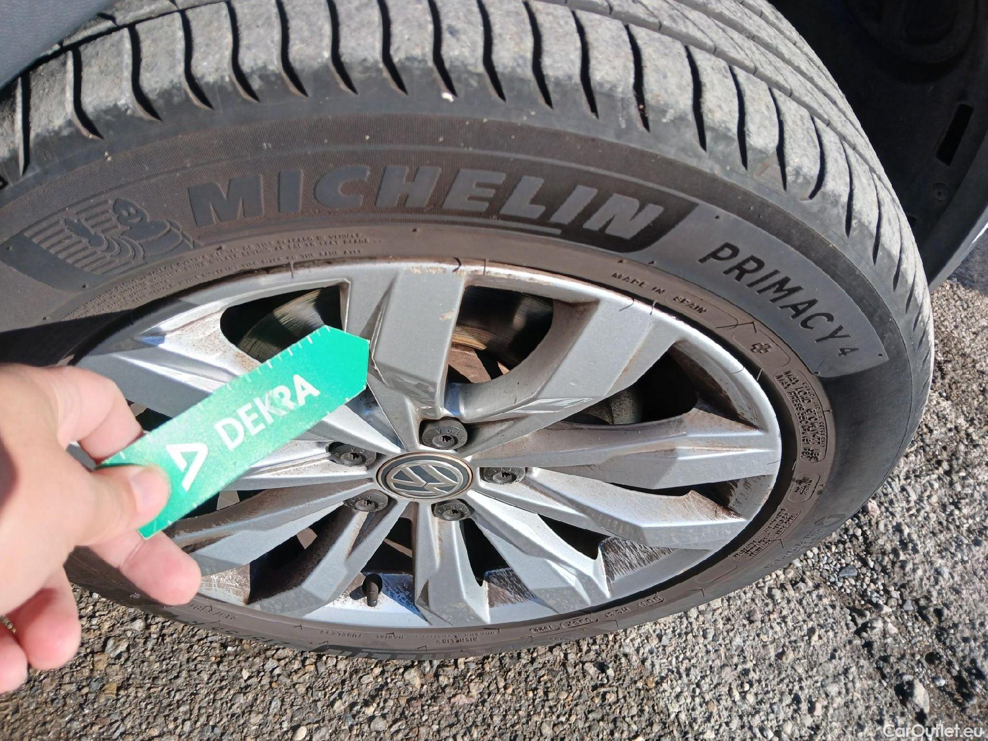  Volkswagen  T-ROC VOLKSWAGEN  / 2017 / 5P / todoterreno Advance 1.0 TSI 85kW (115CV) #23