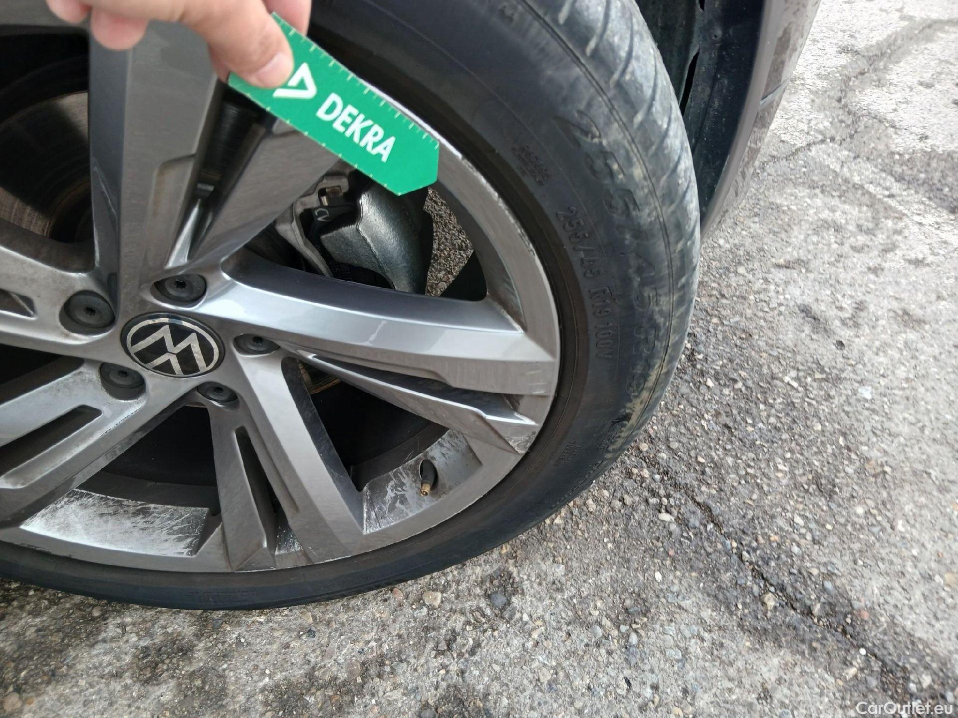  Volkswagen  Tiguan VOLKSWAGEN  / 2020 / 5P / todoterreno R-Line 2.0 TDI 110kW (150CV) DSG #35