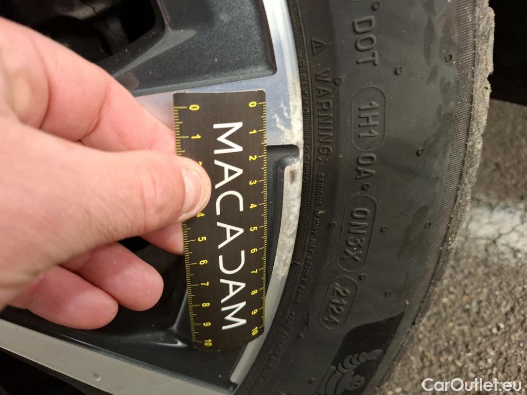  Bmw  Serie 3 BMW Série 3 Touring / 2018 / 5P / Break 318d 150ch Business Design BVA8 #4