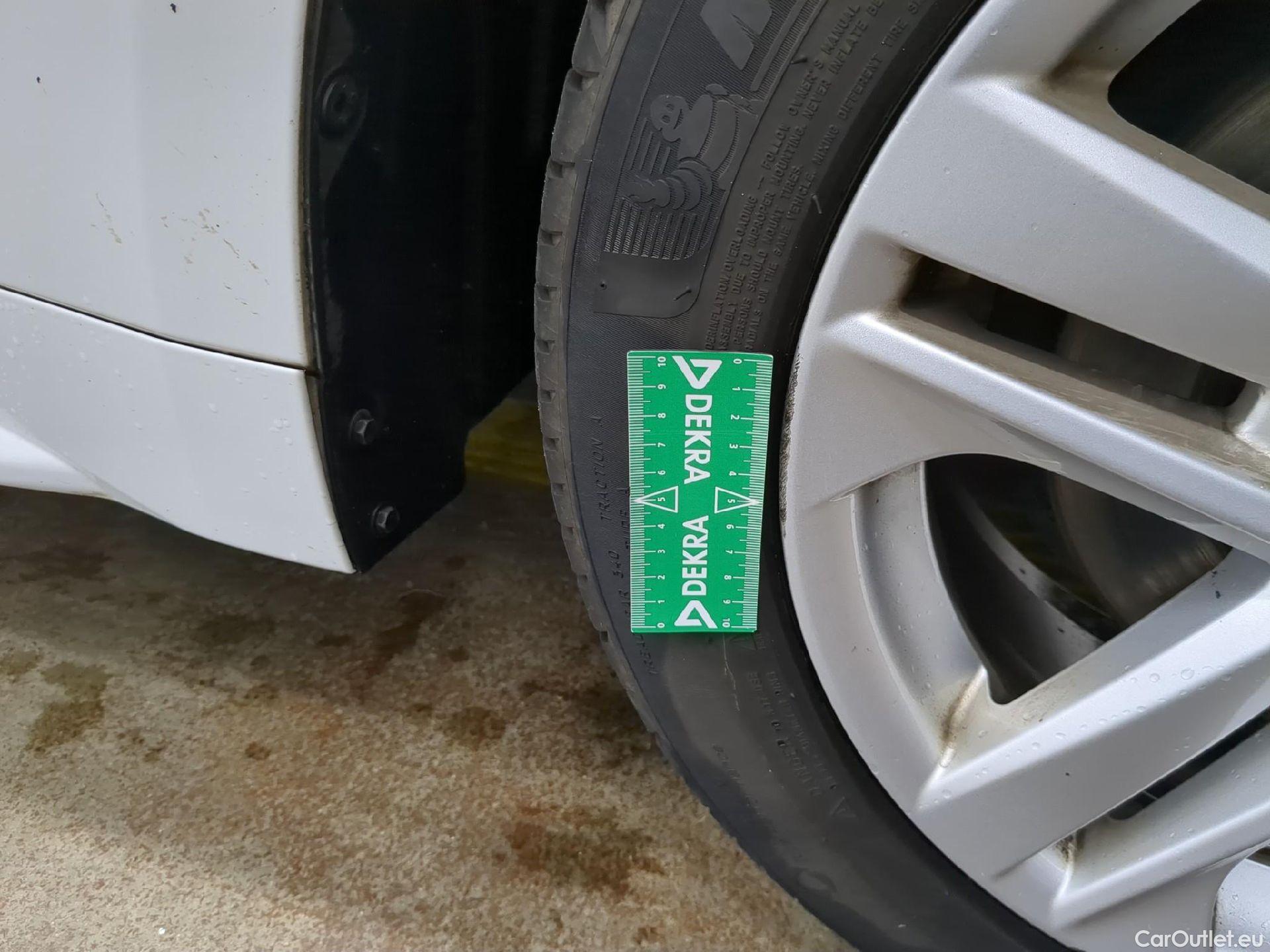  Toyota  Corolla TOYOTA  Touring Sports / 2018 / 5P / Break Hybride 122h Dynamic Business Stage Acad #3