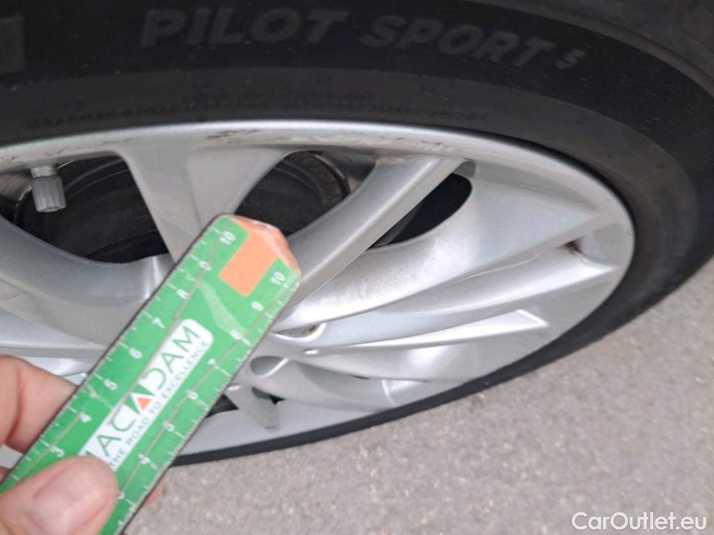  Bmw  Serie 1 BMW  / 2019 / 5P / berlina con portón 118i #18