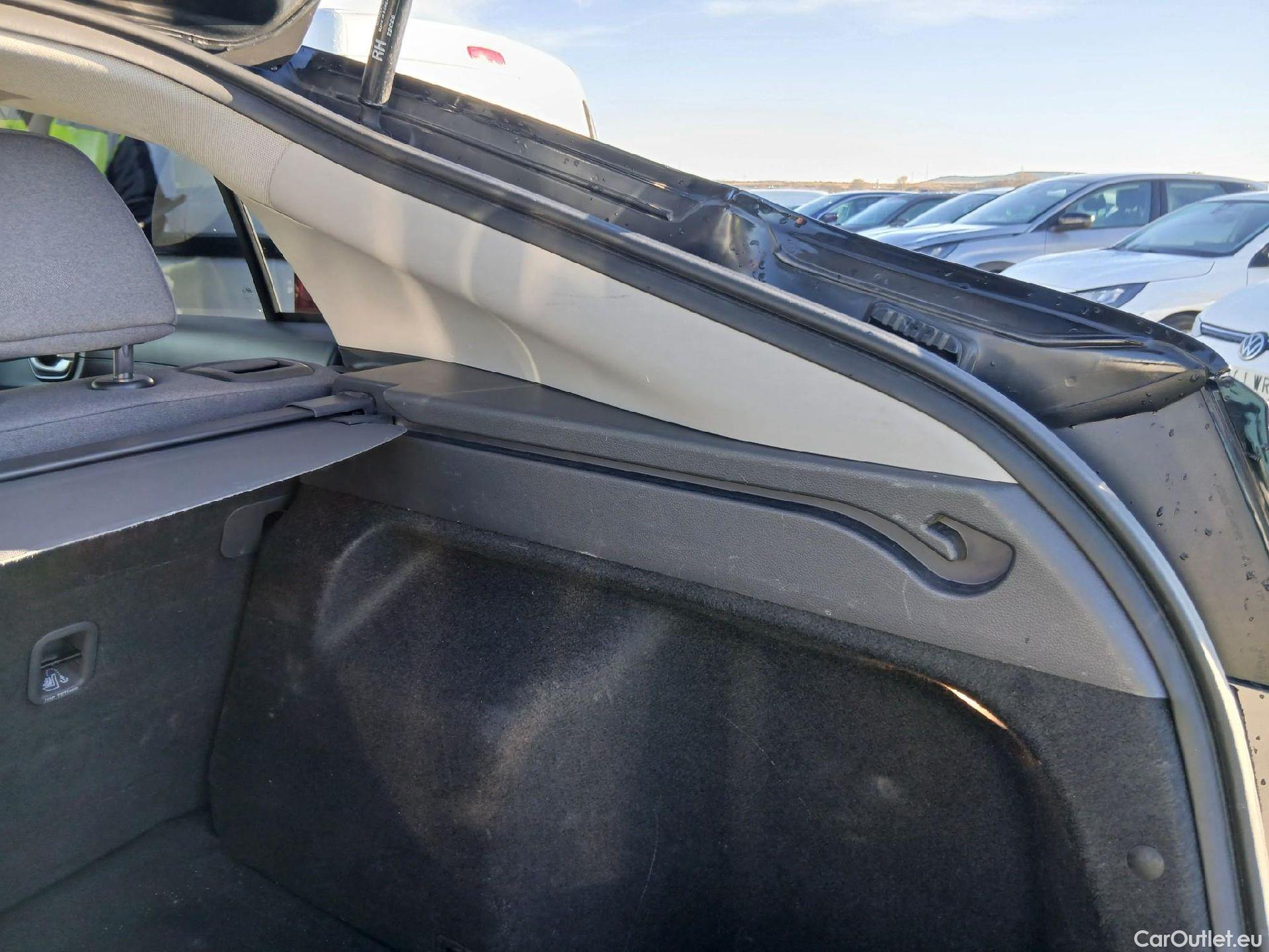  Hyundai   Ioniq HYUNDAI / 2019 / 5P / berlina con portón 1.6 GDI HEV Tecno DCT #32