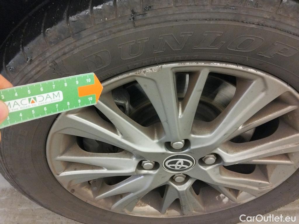  Toyota  Yaris TOYOTA  / 2017 / 5P / berlina con portón 1.5 100H Active #10