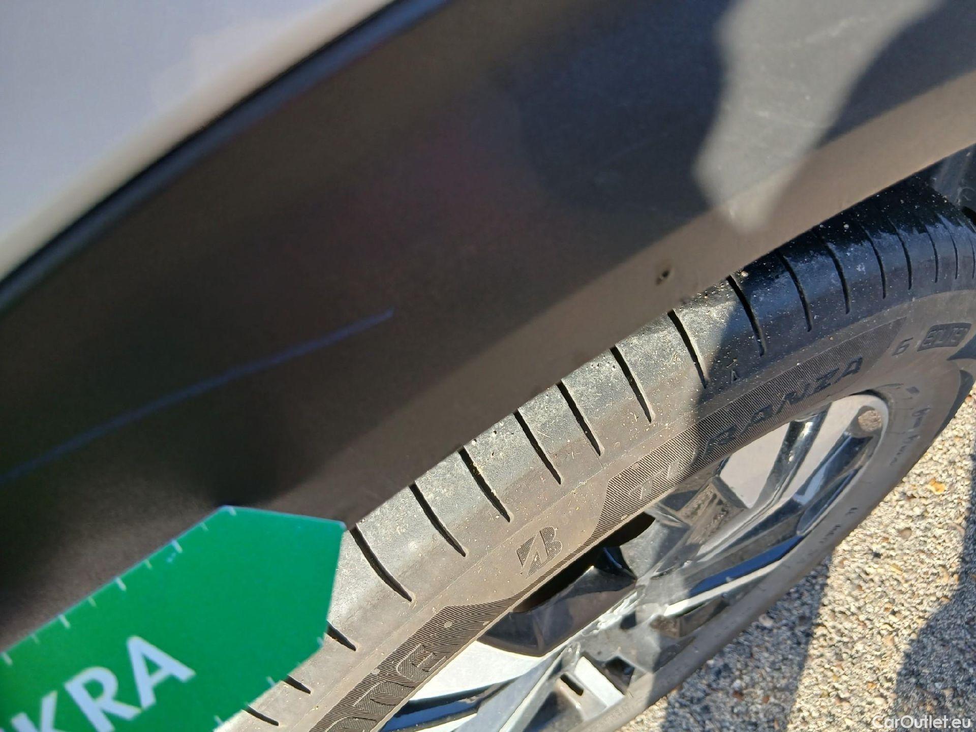  Peugeot  2008 PEUGEOT  / 2019 / 5P / todoterreno Allure BlueHDI 100 S&S BVM6 (CX) #32