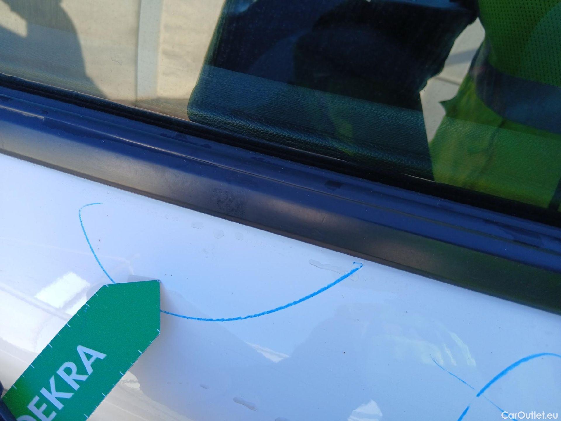  Peugeot  2008 PEUGEOT  / 2019 / 5P / todoterreno Allure BlueHDI 100 S&S BVM6 (CX) #27