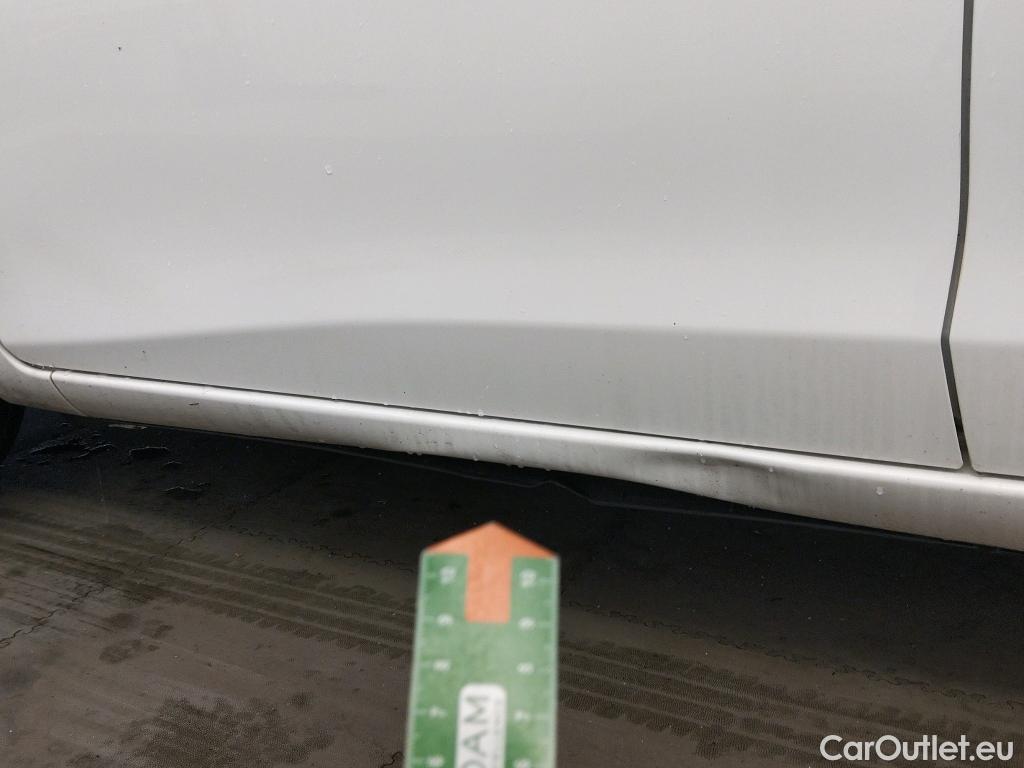  Toyota  Yaris TOYOTA  / 2017 / 5P / berlina con portón 1.5 100H Active #2