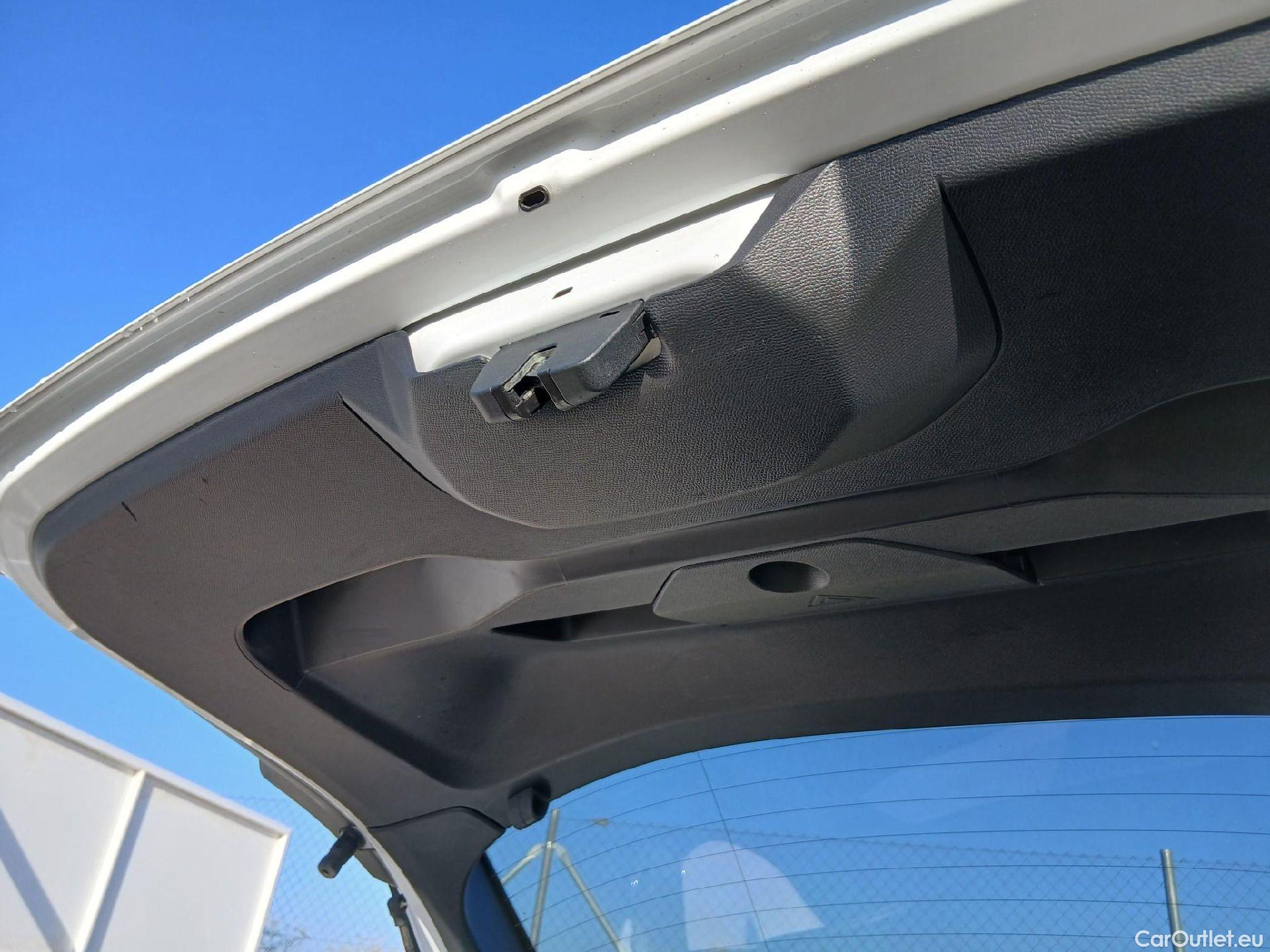  Peugeot  2008 PEUGEOT  / 2019 / 5P / todoterreno Allure BlueHDI 100 S&S BVM6 (CX) #8